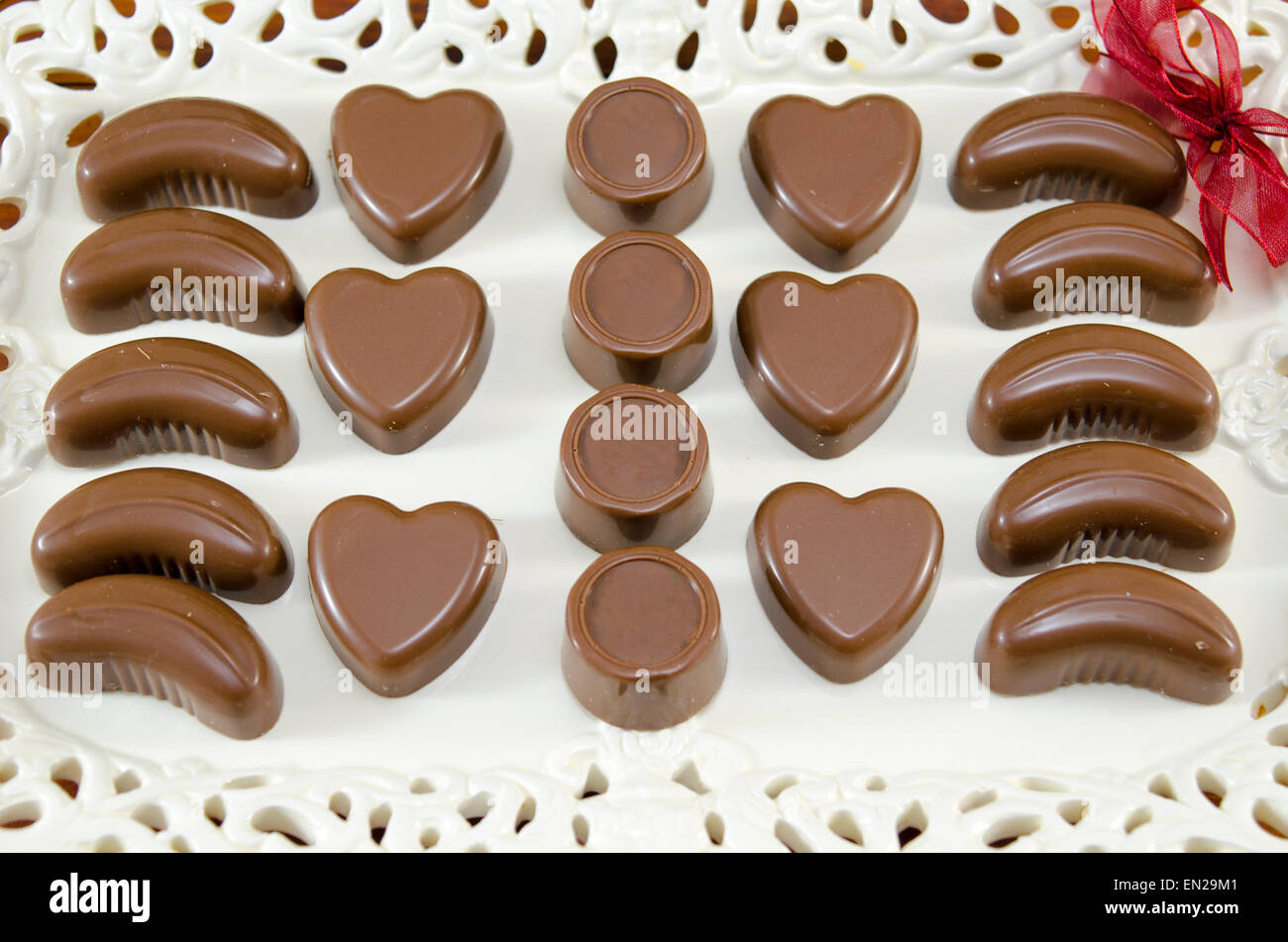 Verschiedene Schokoladen-Plätzchen auf einem Teller sortiert Stockfoto