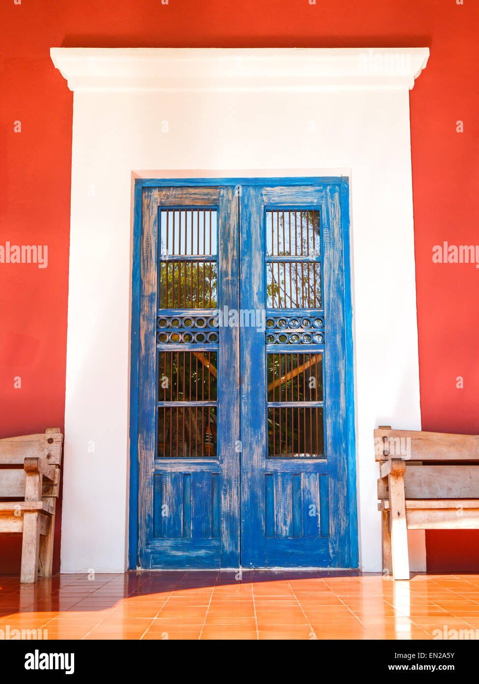 Alte blaue kolonialen Tür irgendwo in Mexiko Stockfoto