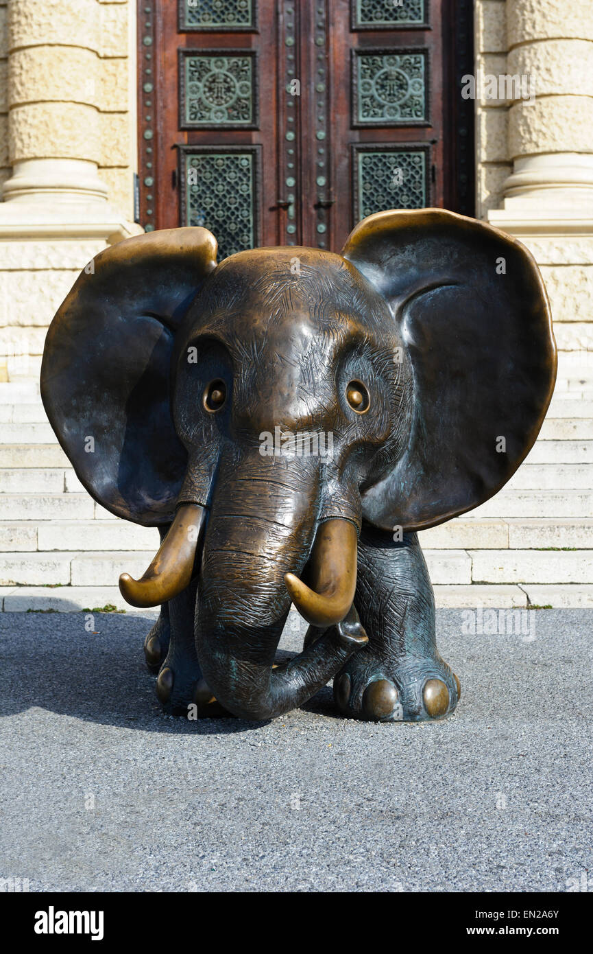 Bronze elefanten skulptur -Fotos und -Bildmaterial in hoher Auflösung –  Alamy