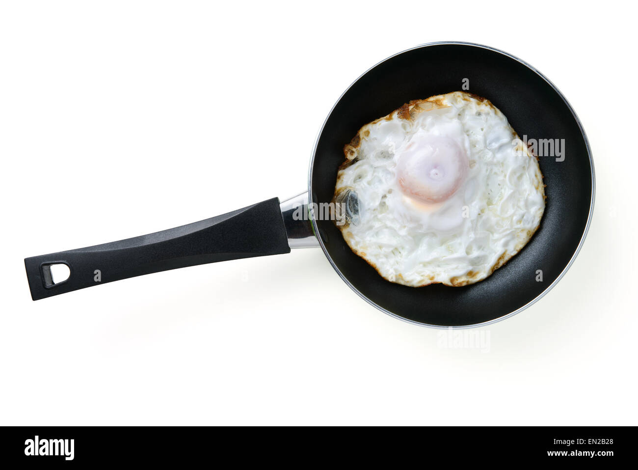 Spiegelei in der Pfanne mit Beschneidungspfad Stockfoto