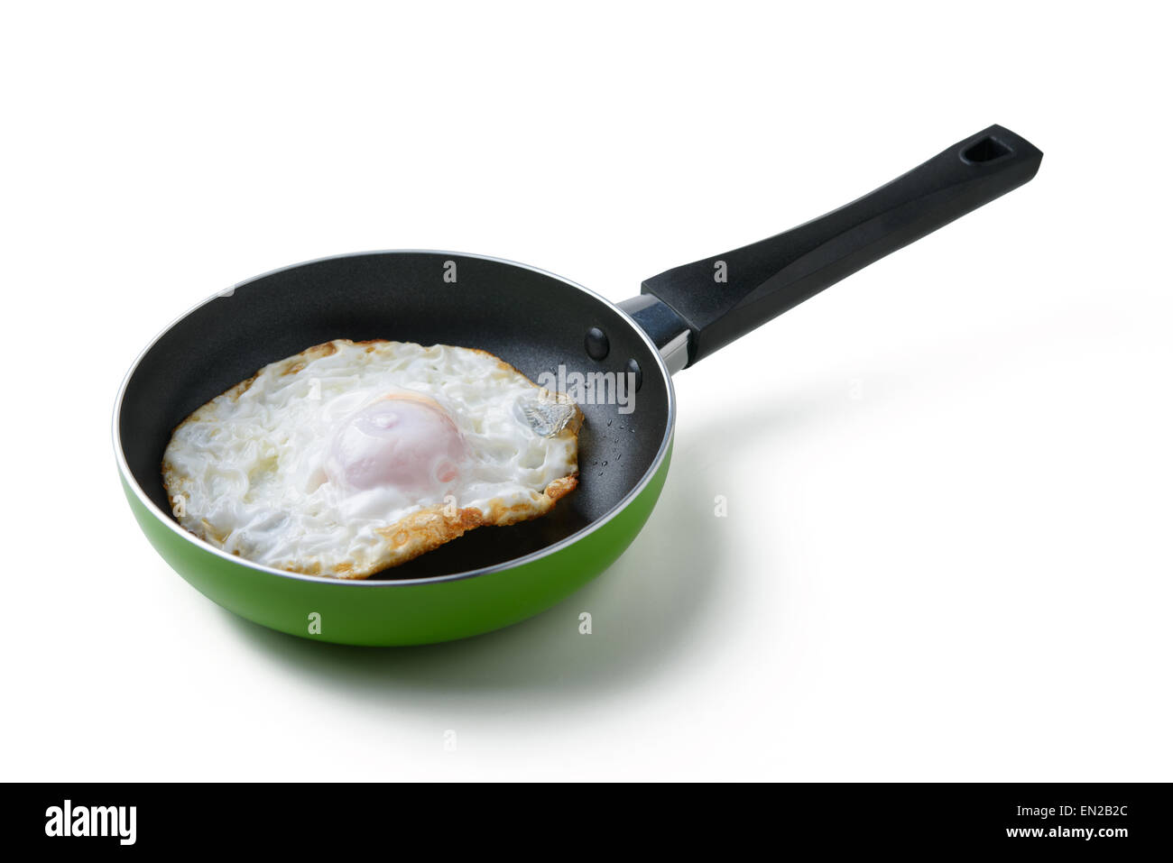 Spiegelei in der Pfanne mit Beschneidungspfad Stockfoto