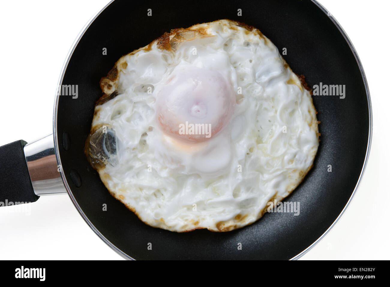 Spiegelei in der Pfanne, isoliert auf weiss Stockfoto