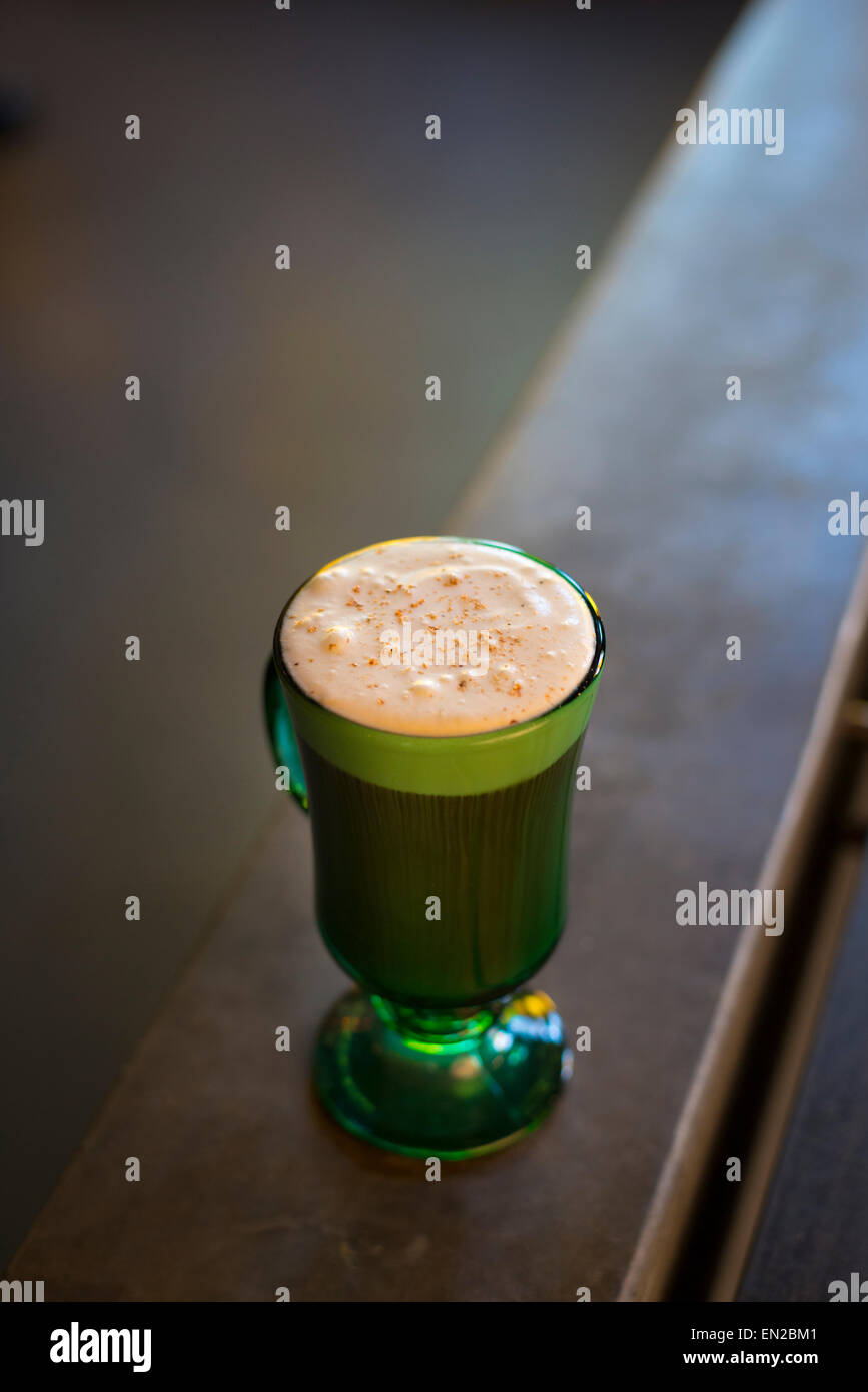 Schaumig und warmen Handwerk cocktail im grünen Glas Stockfoto