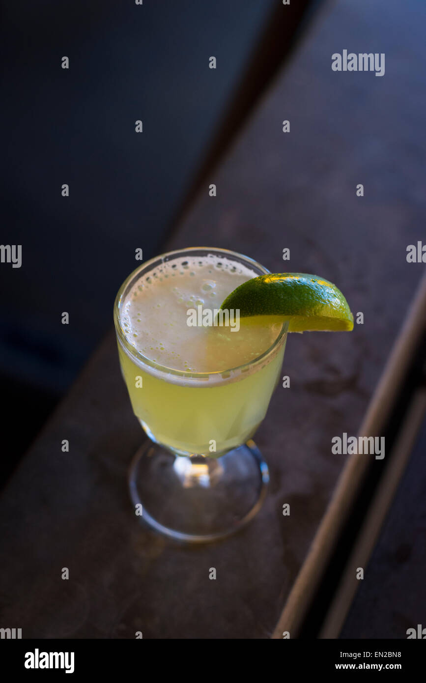 Mezcal Handwerk cocktail mit Limetten Stockfoto