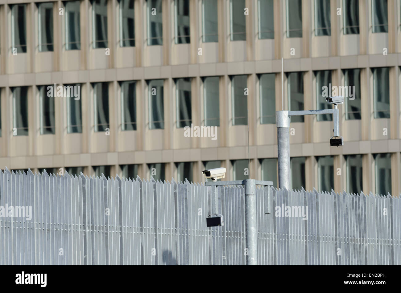 Neue Zentrale des BND Intelligence Service der deutschen in Berlin mit Zaun und Überwachungskameras. Stockfoto