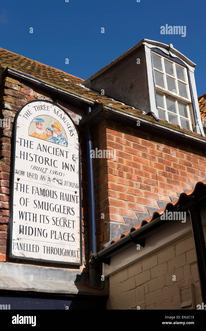 Großbritannien, England, Yorkshire, Scarborough, Sandside, drei Seeleute Kneipe Zeichen der alten Wirtshaus Stockfoto