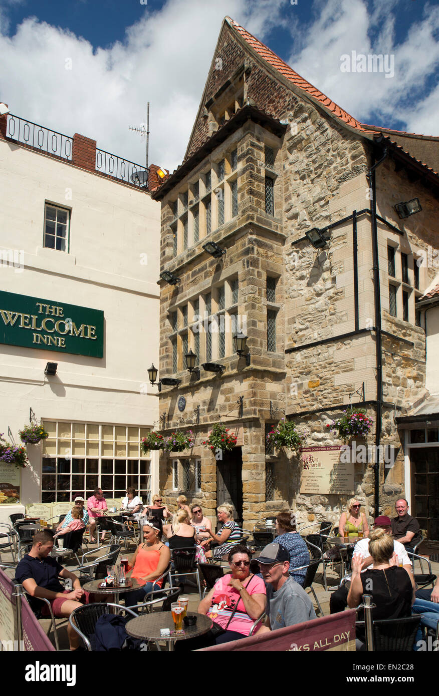 Großbritannien, England, Yorkshire, Scarborough, Sandside, Kunden vor König Richard III Pub im Sonnenschein Stockfoto