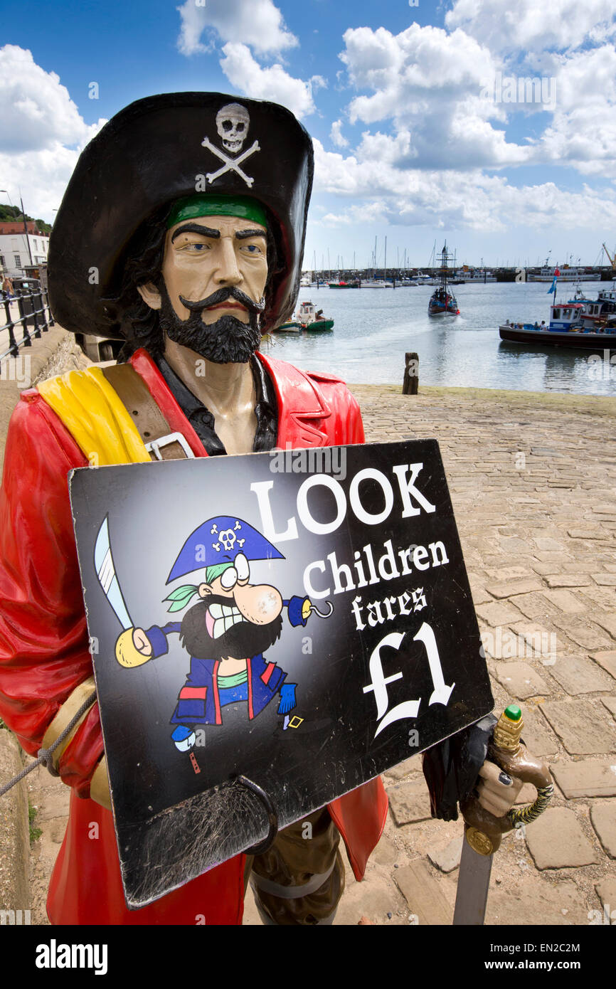Großbritannien, England, Yorkshire, Scarborough, Pirat Figur Werbung Privatreisende auf der Hispaniola Stockfoto