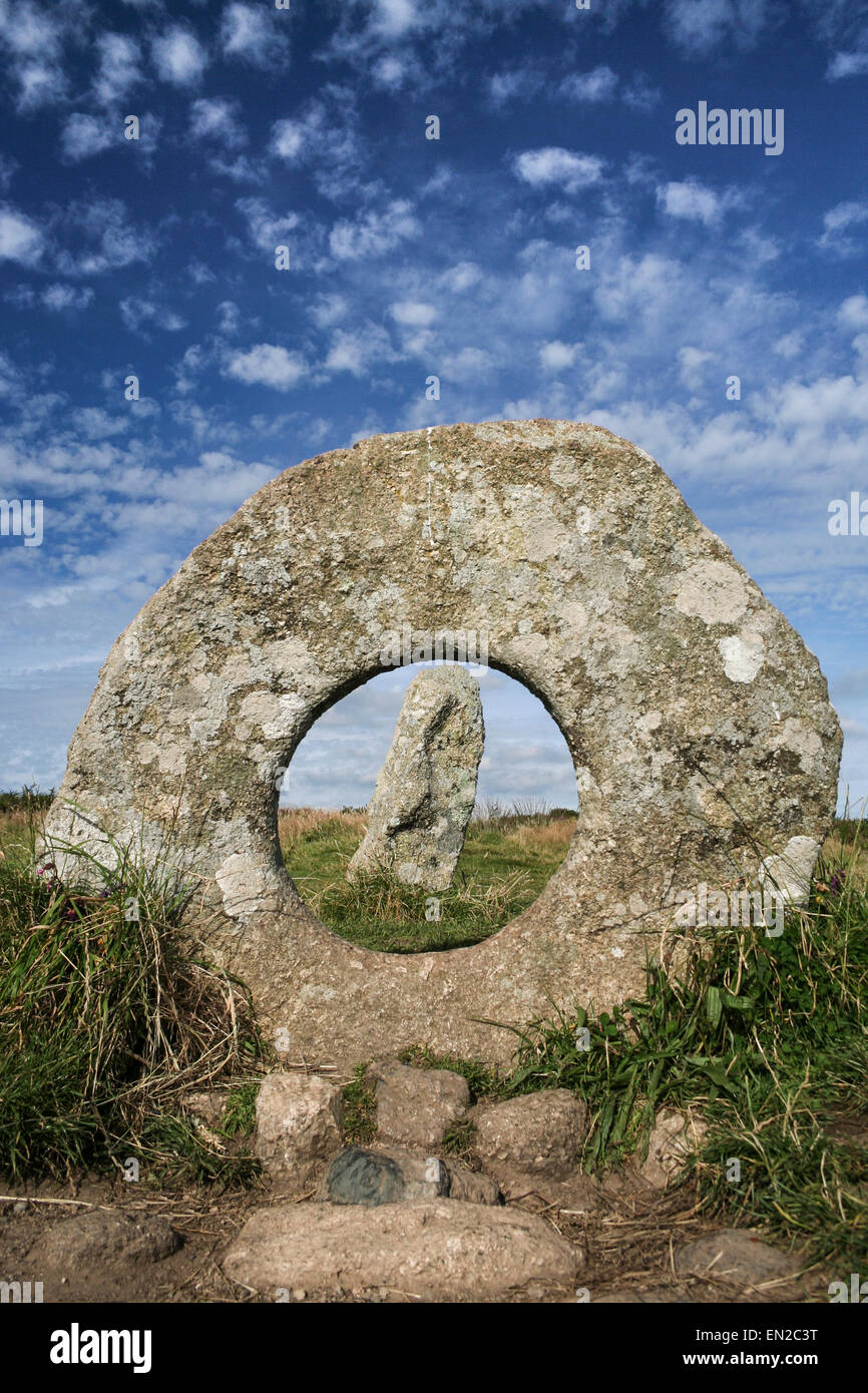 "Men ein Tol', auch bekannt als Crick Stein, späten neolithischen frühen Bronzezeit Menhire in der Nähe von Madron, Cornwall, England, UK Stockfoto