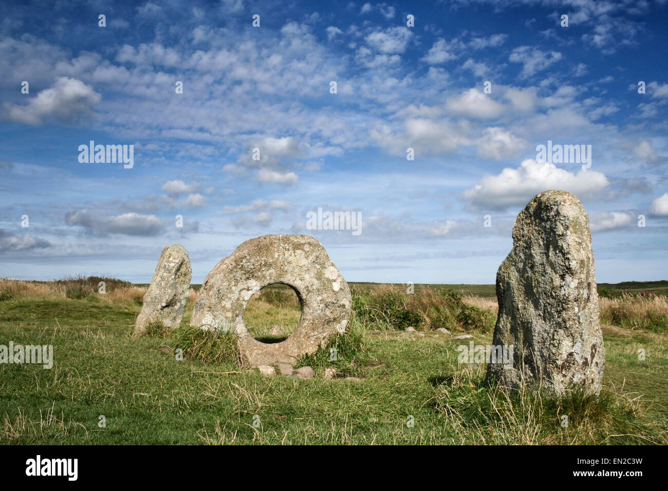 "Men ein Tol', auch bekannt als Crick Stein, späten neolithischen frühen Bronzezeit Menhire in der Nähe von Madron, Cornwall, England, UK Stockfoto