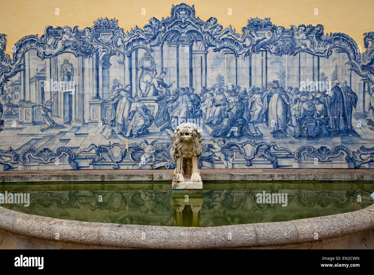 Brunnen am Palast der Condes de Castro Guimarães Museum Stockfoto