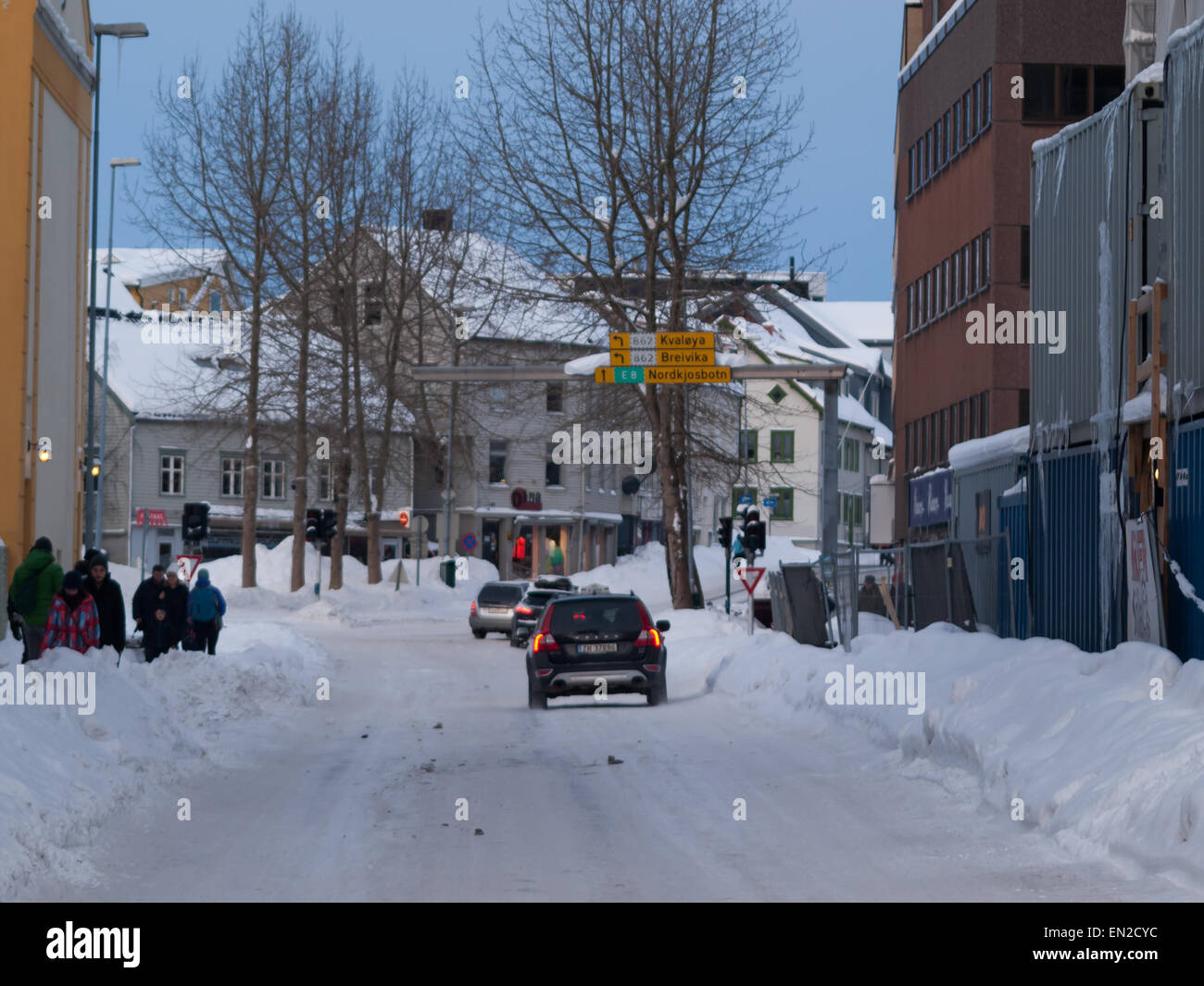 Straße in Tromsø im Winter mit Schnee bedeckt Stockfoto