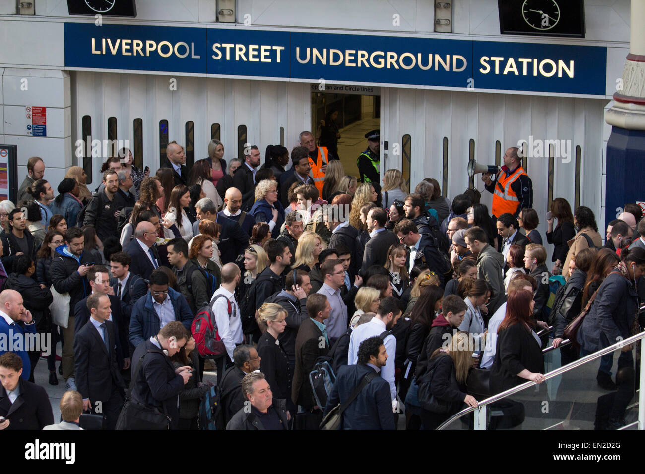 Kontrolle von Menschenmengen auf die Londoner U-Bahn, nach Liverpool Street u-Bahnstation ist während der Hauptverkehrszeit Verzögerungen verursacht geschlossen. Stockfoto