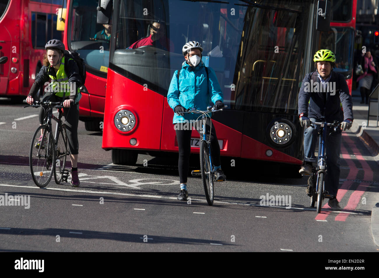 London Radfahrer an der Ampel im morgendlichen Berufsverkehr mit dem anti-Pollution-Maske tragen Stockfoto