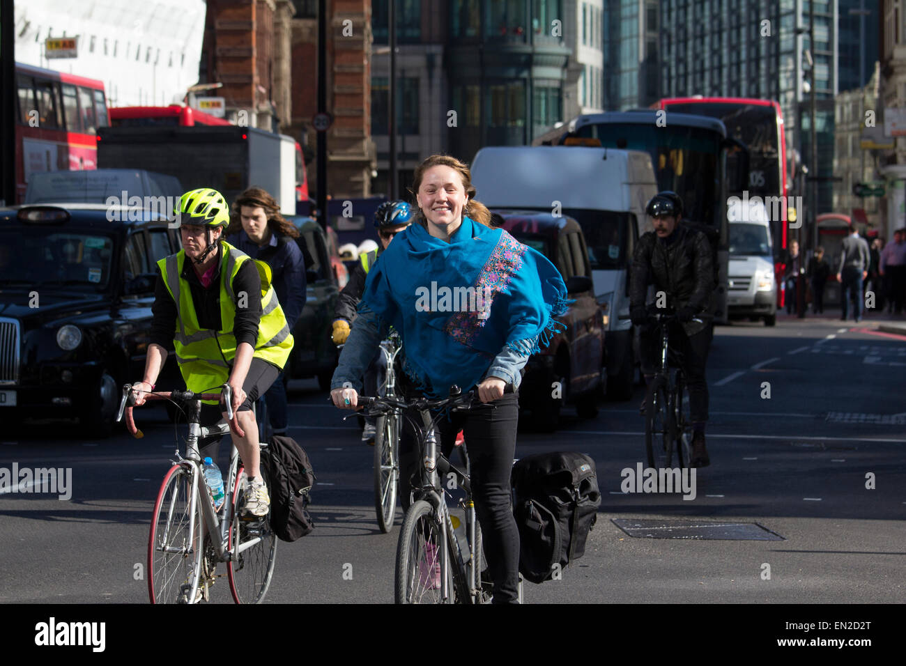 London-Radfahrer an der Ampel im morgendlichen Berufsverkehr Stockfoto