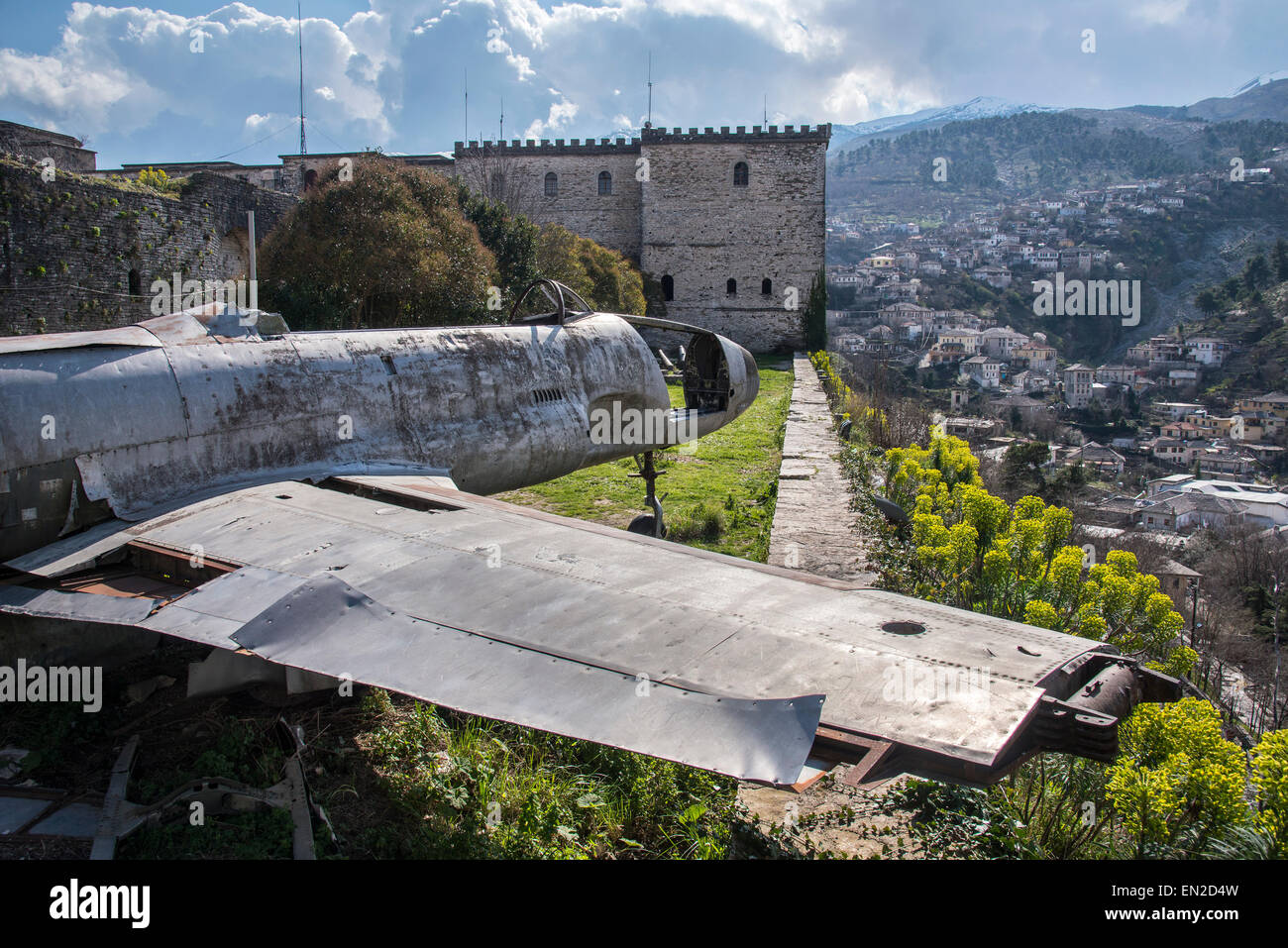 Reste der fünfziger Jahre amerikanische Spionageflugzeug im Schlosspark in Gjirokastra in Südalbanien. Stockfoto