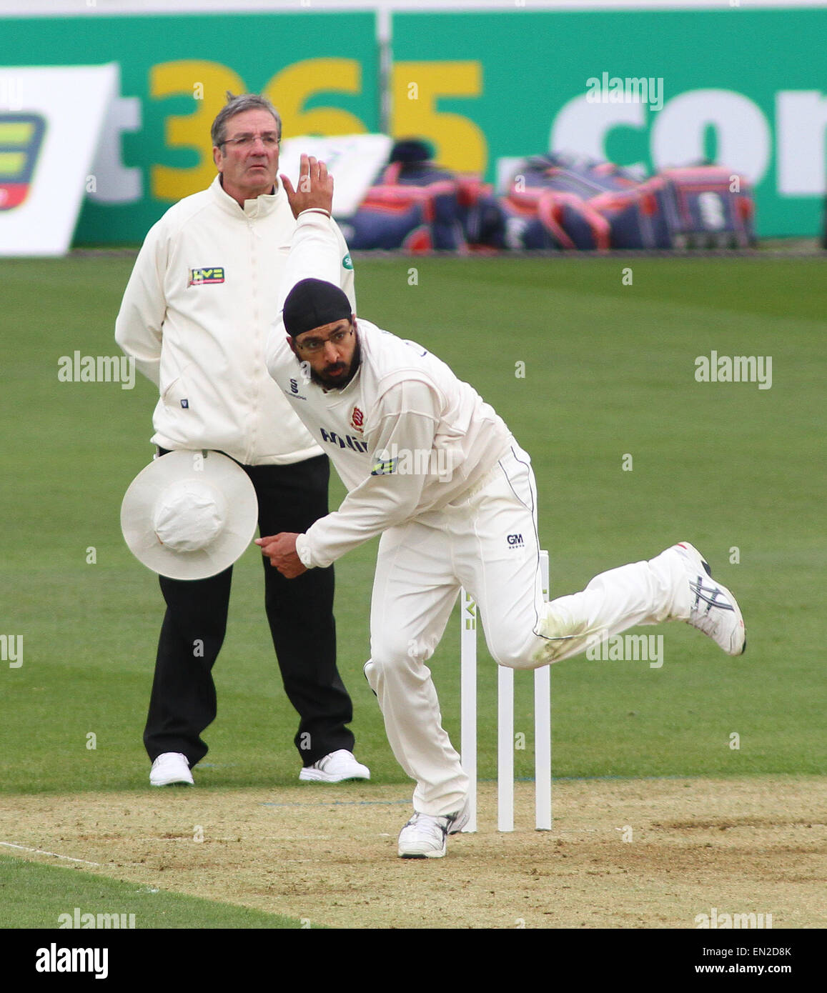 LONDON, ENGLAND - 26.April: Monty Panesar von Essex bowling während Tag eines der Division zwei LV County Championship Match zwischen Surrey und Essex auf dem Kia Oval Cricket Ground, am 26. April 2015 in London, England. (Foto von Mitchell Gunn/Getty Images) *** lokale Beschriftung Stockfoto