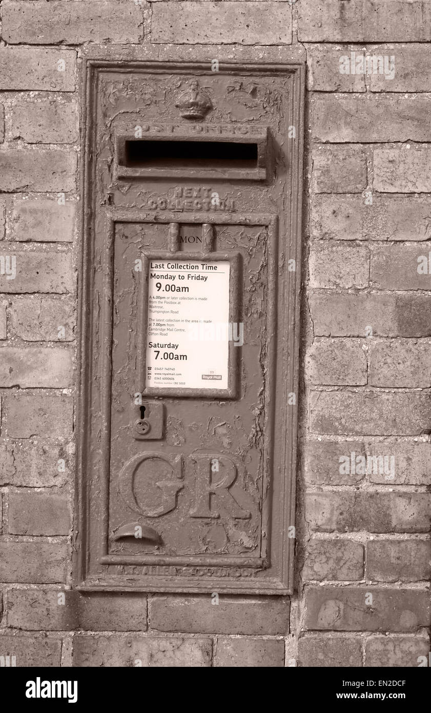 Anfang des 20. Jahrhunderts britische Briefkasten eingebaut in eine Mauer, 25. April 2015 Stockfoto
