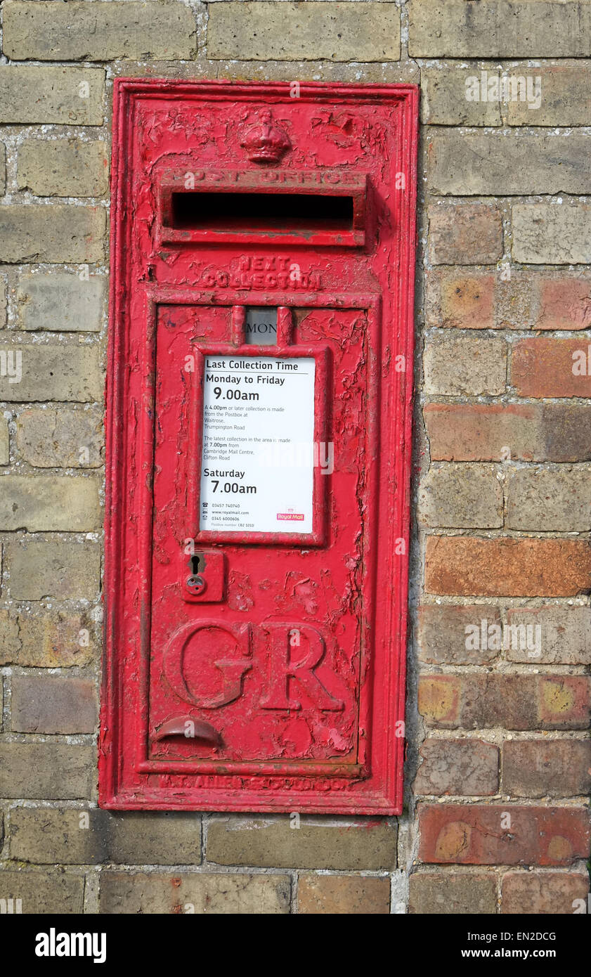 Anfang des 20. Jahrhunderts britische Briefkasten eingebaut in eine Mauer, 25. April 2015 Stockfoto