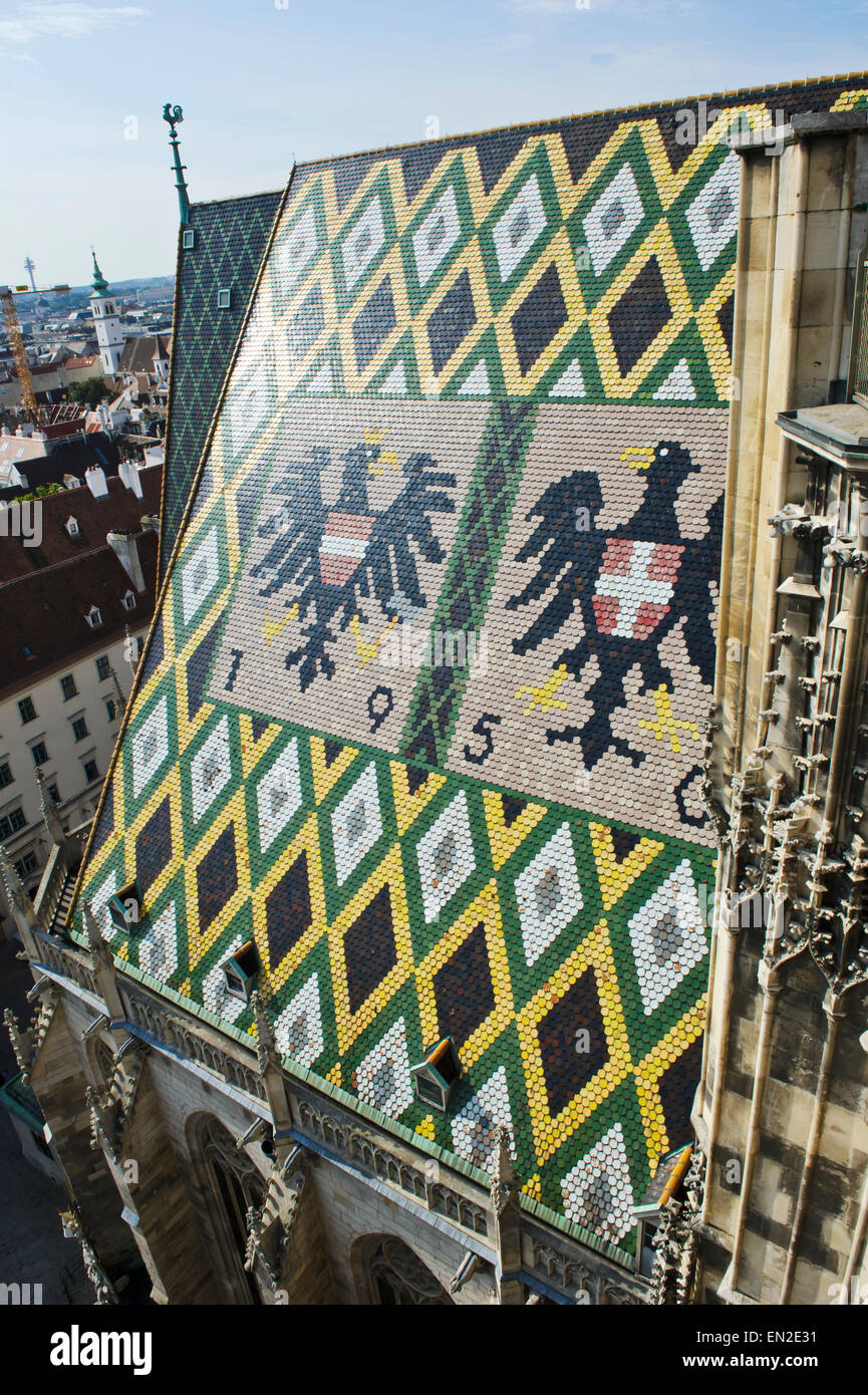 Das bunte Muster Mosaikfliesen und Adler-Symbole auf dem Dach des St. Stephen Church, Wien, Österreich. Stockfoto