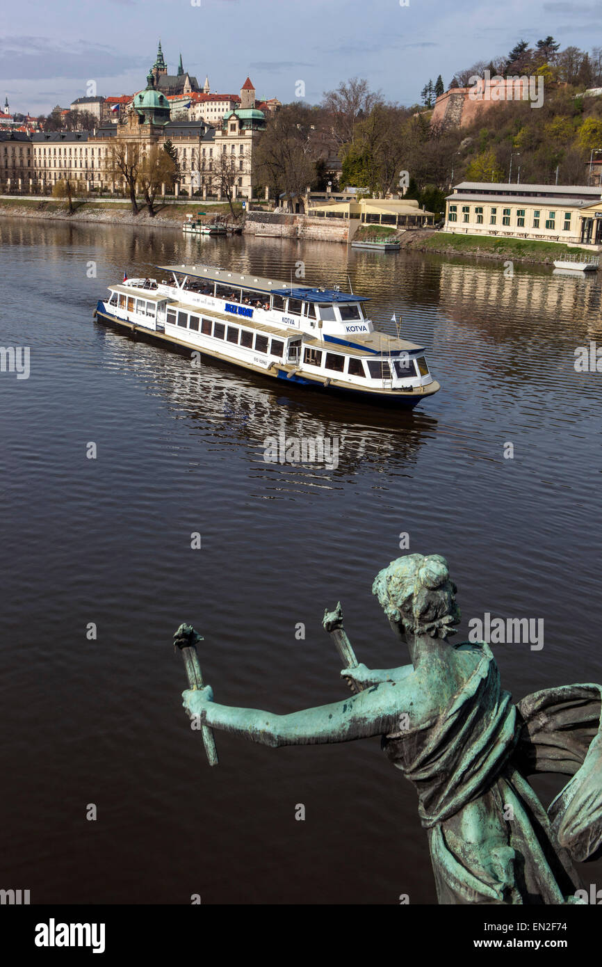 Prager Jugendstil, Statue auf Cechuv Brücke Bootsfahrt auf der Moldau im Hintergrund die Prager Burg, Tschechische Republik, Europa Stockfoto