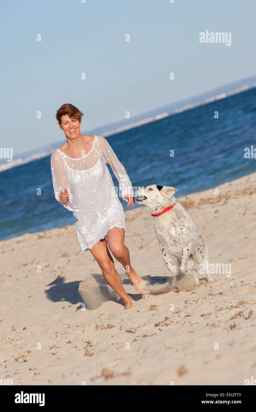 passen Sie gesunde Frau mit Hund Stockfoto