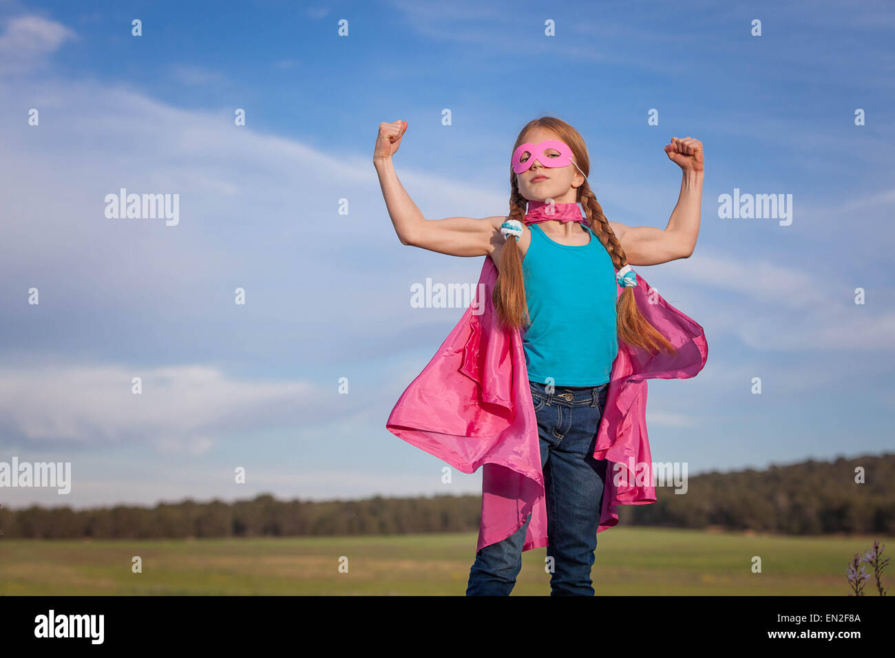 Mädchen macht super-Helden Vertrauen in Kinder oder Kinder Stockfoto