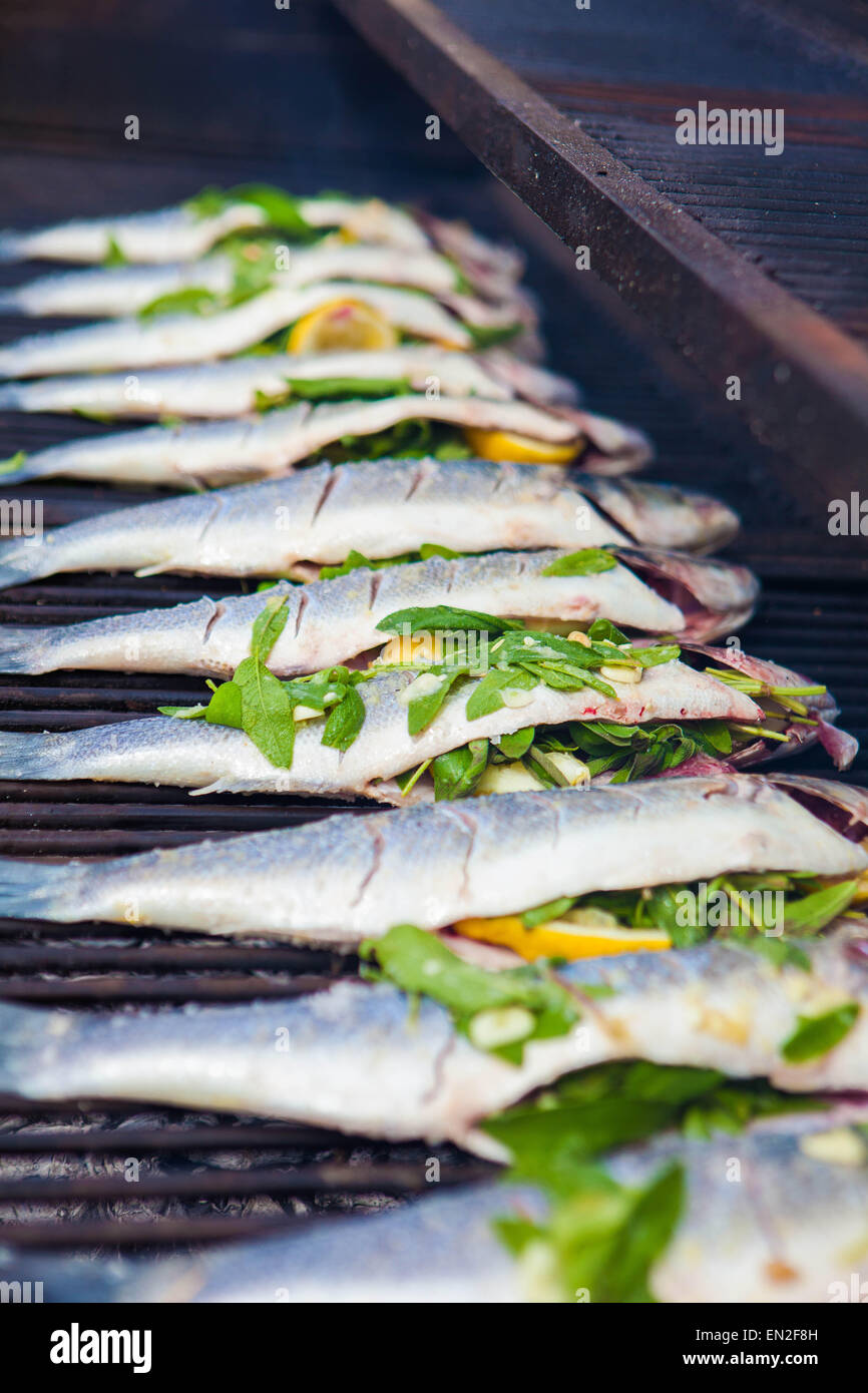 gefüllter Wolfsbarsch Fisch am Grill Grillen Stockfoto