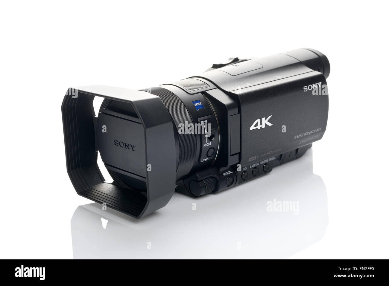 NOVI SAD, Serbien - 25. April 2015: Sony FDR AX100 4 k Handycam Camcorder (2014 angekündigt.) fängt Ultra High Definition-Fuß Stockfoto