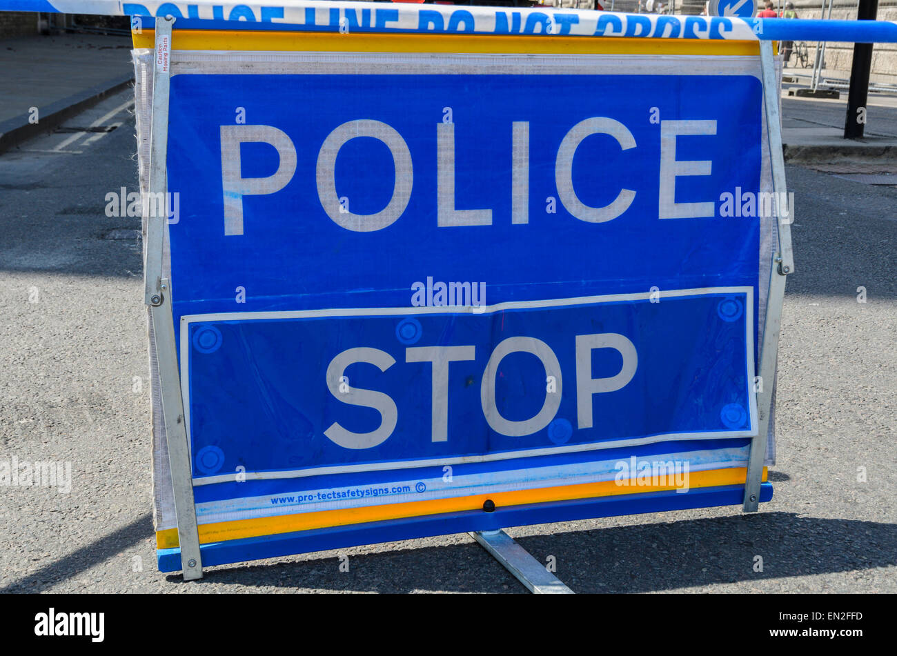 Ein Polizei-Stop-Schild von Großbritannien Polizei verwendet, um Verkehr zu stoppen. Stockfoto