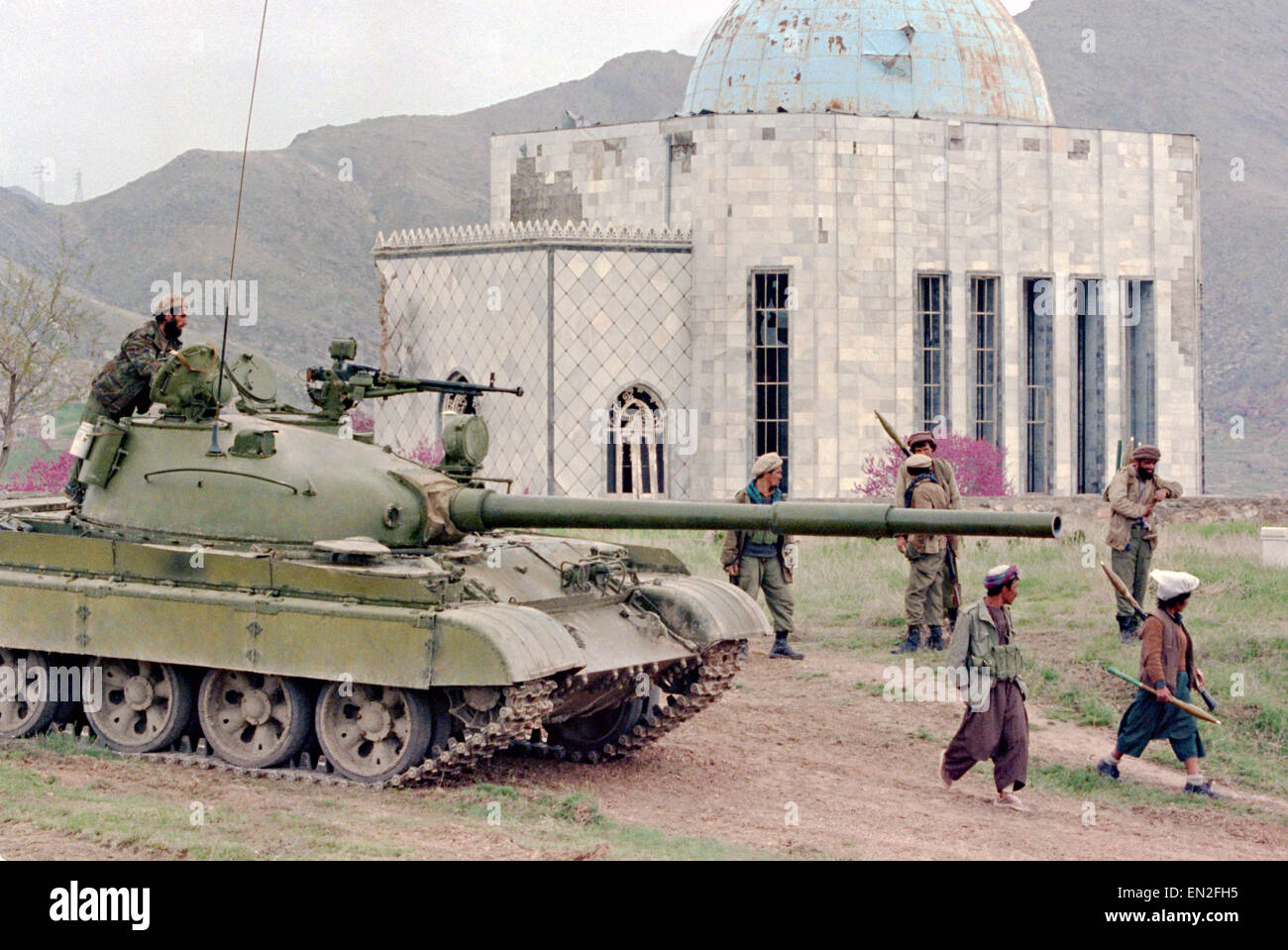 Afghanischen Mudschaheddin-Kämpfer mit Jamayat-E-Islami und einer aufgenommenen Regierung sowjetische gemacht t-62 Panzer als sie die Hauptstadt 18. April 1992 in Kabul, Afghanistan zu nähern. Der Jamayat-E-Islami waren die ersten, Kabul eingeben und übernahm die Kontrolle über die meisten strategischen Gebäuden in der Stadt. Stockfoto