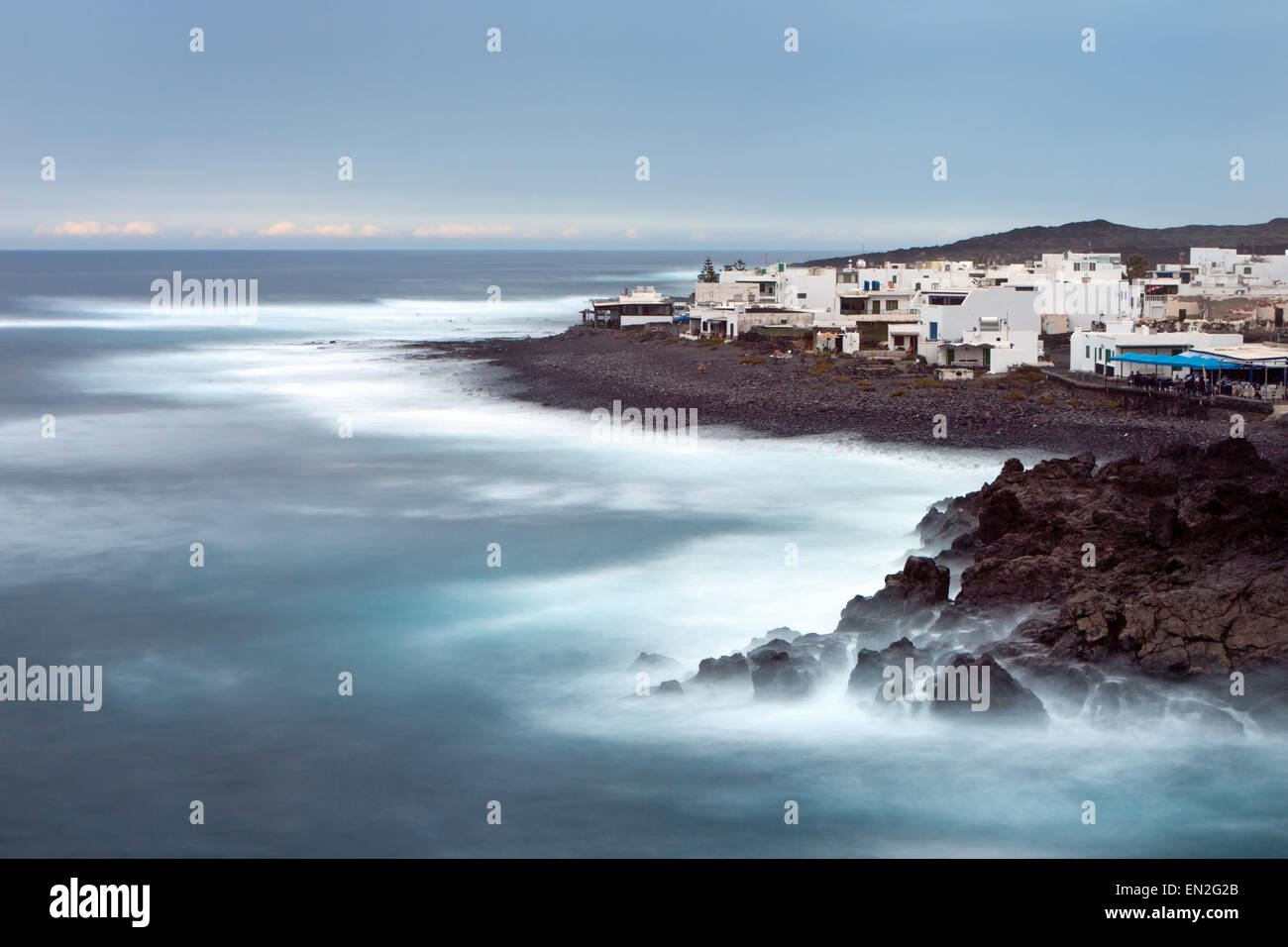 Dorf am Meer, Langzeitbelichtung.  El Golfo, Lanzarote, Kanarische Inseln Stockfoto