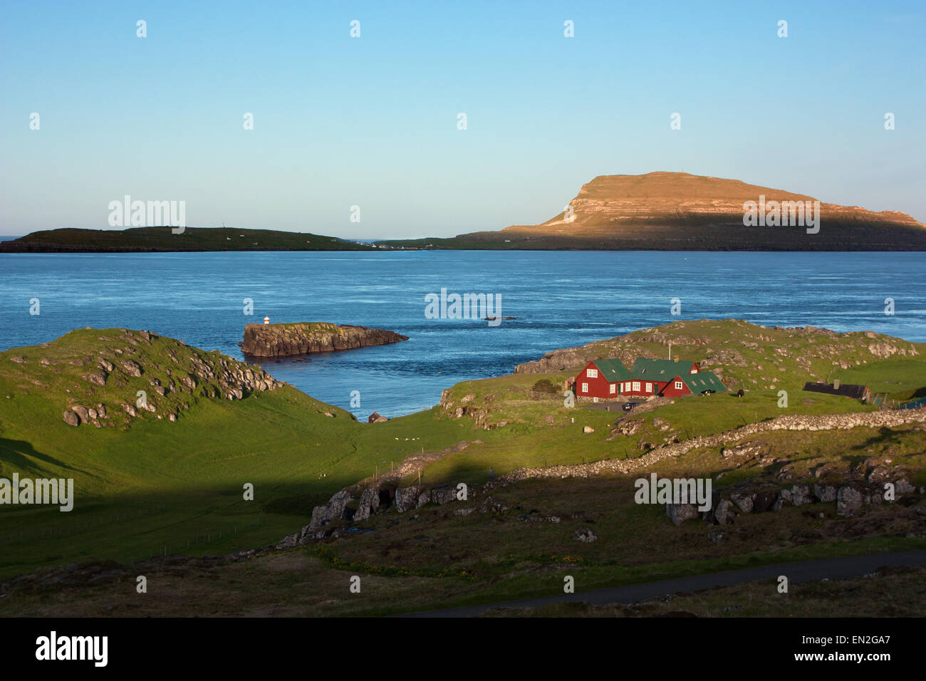 Färöer Inseln-Landschaft bei Sonnenuntergang Stockfoto