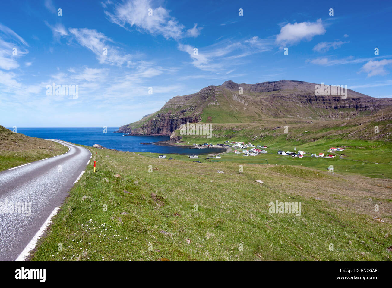 Färöer Inseln, leere Straße führt zu einer wunderschönen Bucht, umgeben von unberührter Natur Stockfoto