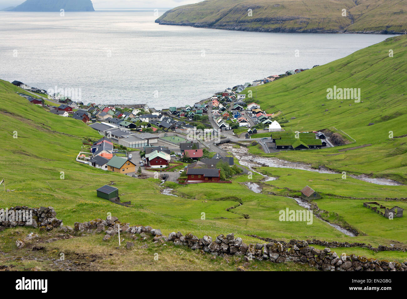 Vestmanna, Färöer Inseln: Stadt in einem grünen Tal mit Blick aufs Meer Stockfoto
