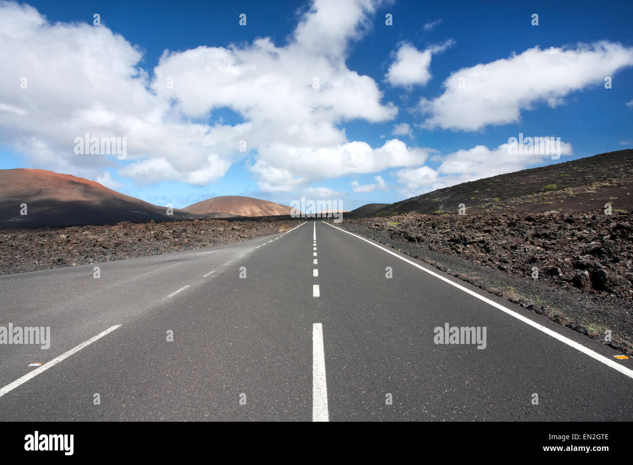 Straßenlauf durch vulkanische Wüste Lanzarote Stockfoto