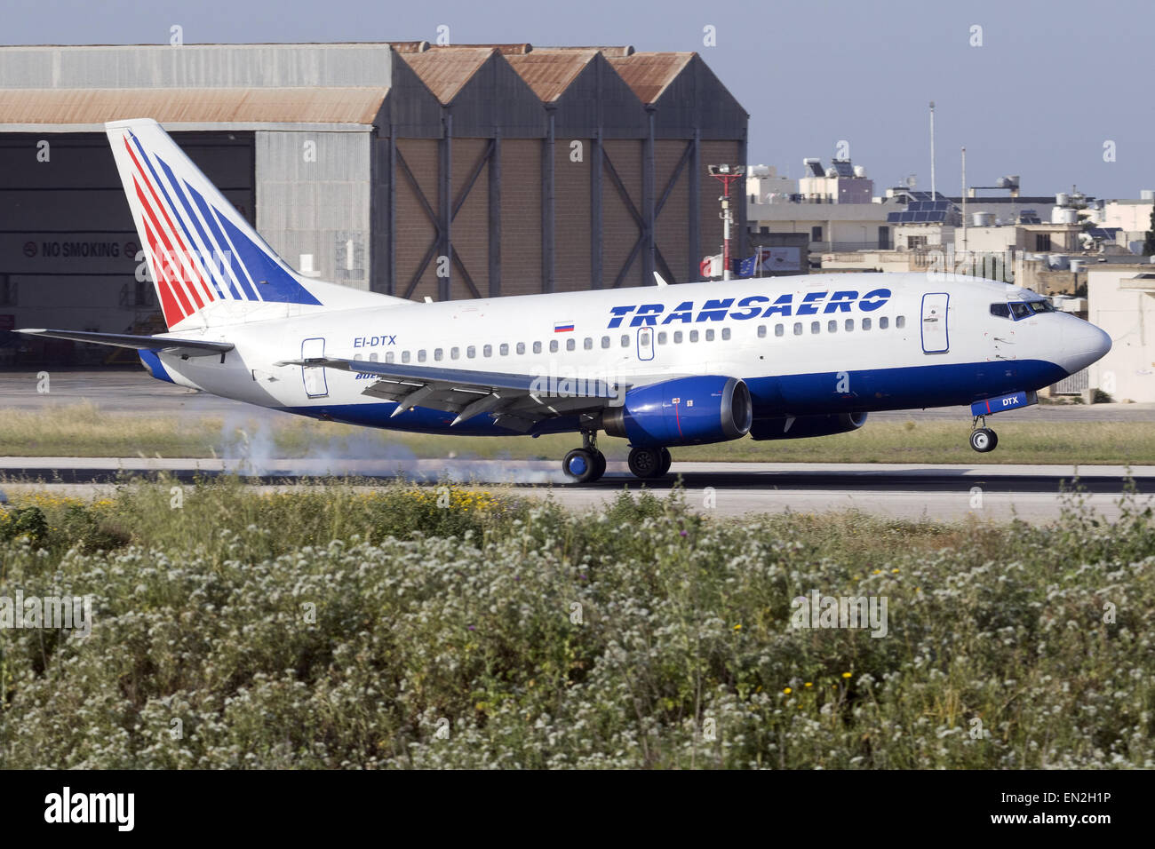 Transaero Airlines Boeing 737-5Q8 Start-und Landebahn 13 in Malta, Kautschuk aus den Reifen brennen aufsetzen. Stockfoto