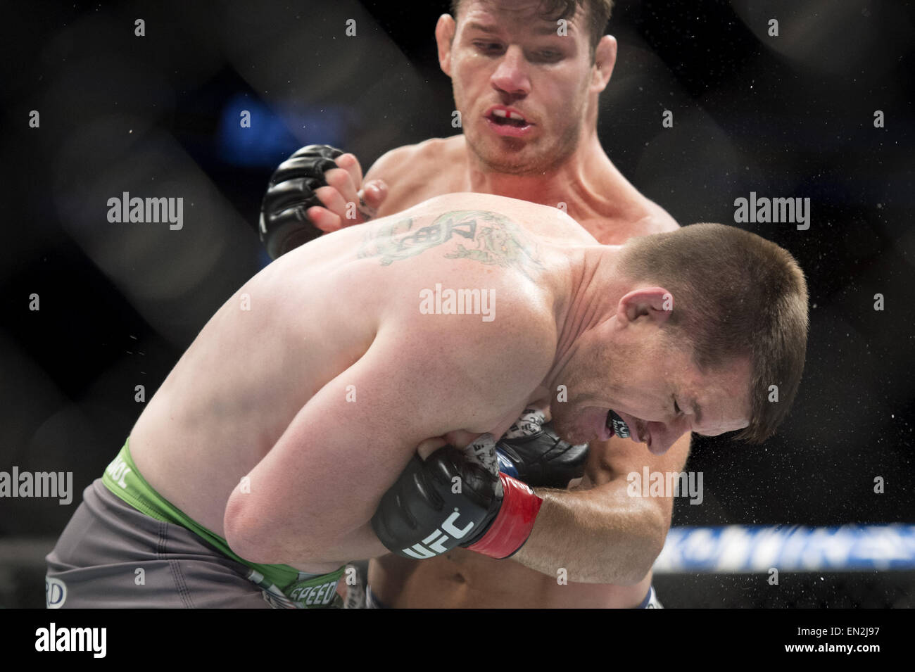 Montreal, Quebec, Kanada. 25. April 2015. MICHAEL "The Count'' BISPING und CB ' The Dobermann '' Dollaway.face aus während ihr im Mittelgewicht Kampf bei UFC 186 im Bell Centre in Montreal. © Allan Zilkowsky/ZUMA Draht/Alamy Live-Nachrichten Stockfoto