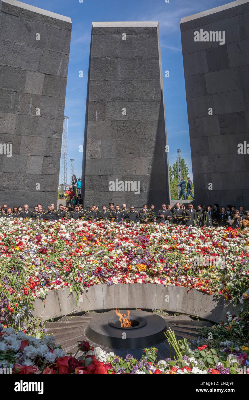 Yerevan, Armenien. 25. April 2015. Gedenkfeier am 100. Jahrestag des Völkermords an den Armeniern in der armenischen Genozid-Denkmal in Eriwan am 25 April. Bildnachweis: Dennis Cox/Alamy Live-Nachrichten Stockfoto