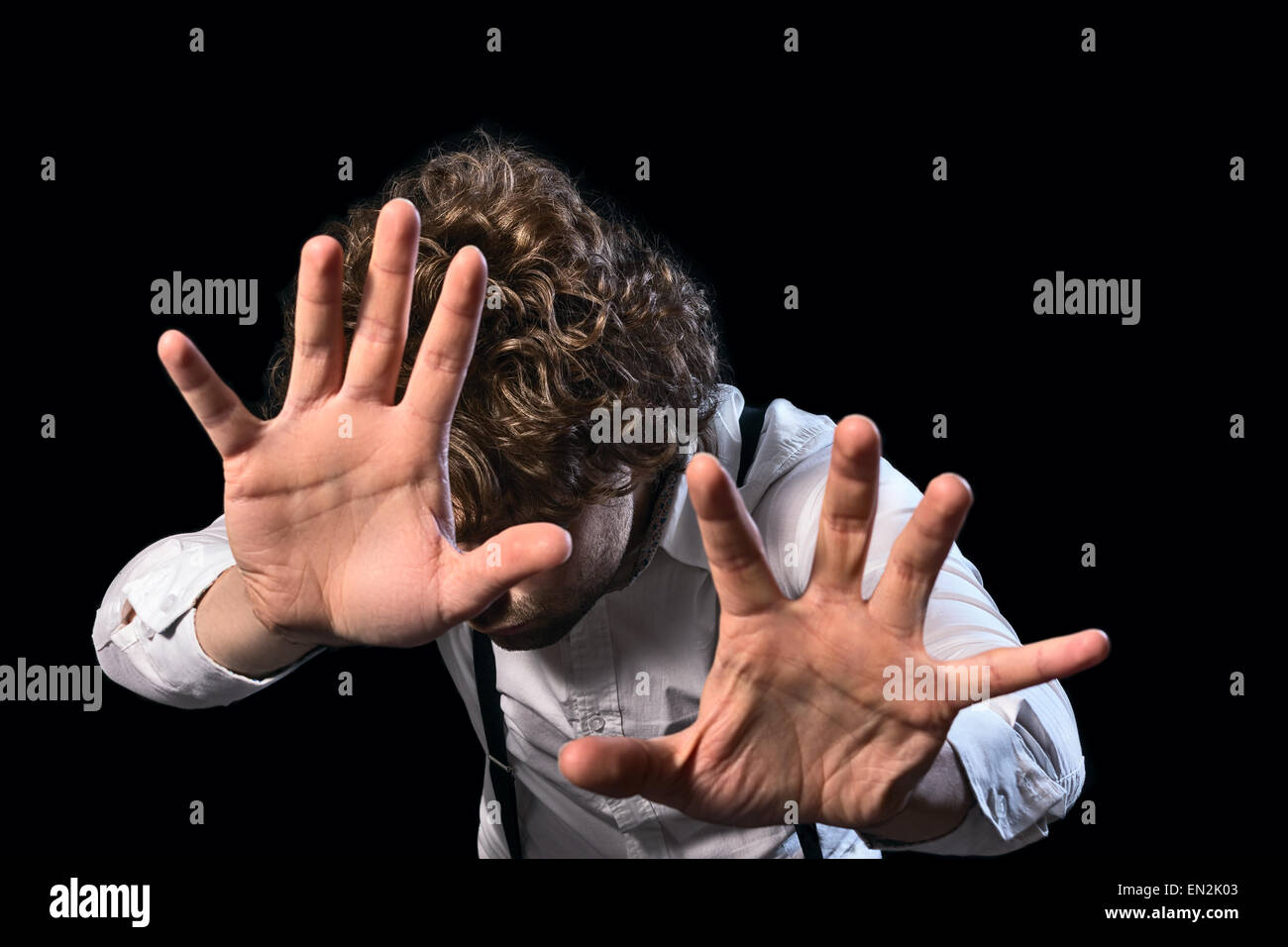 Bild von einem Mann, der Magie mit seinen Händen ausführt Stockfoto