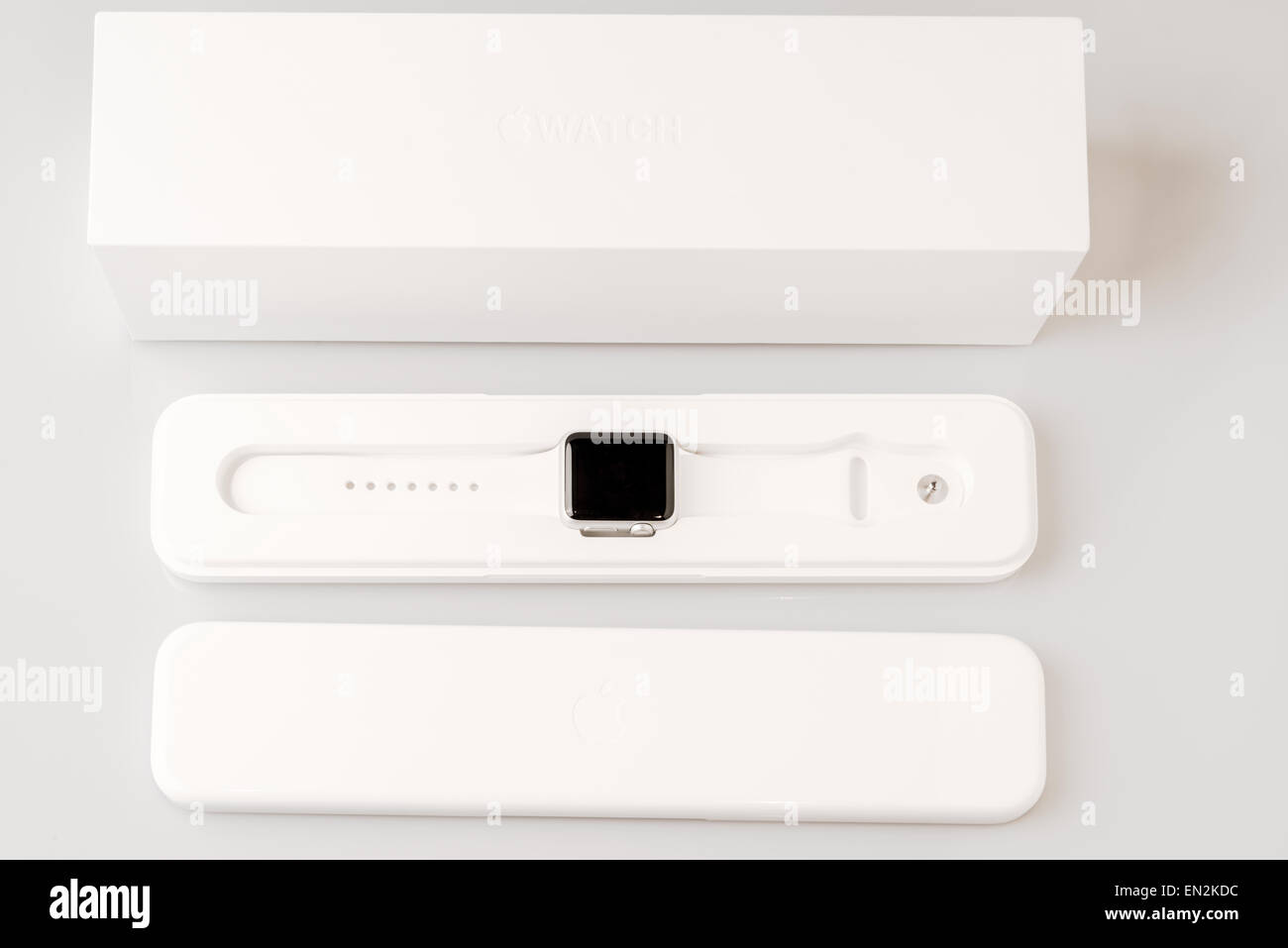 Ostfildern, Deutschland - 26. April 2015: Unboxing der neuen Apple Watch: Umkarton mit innere Kunststoff-Gehäuse mit dem tatsächlichen Gerät Stockfoto