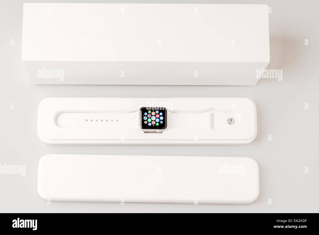 Ostfildern, Deutschland - 26. April 2015: Unboxing der neuen Apple Watch: Umkarton mit innere Kunststoff-Gehäuse mit dem tatsächlichen Gerät Stockfoto