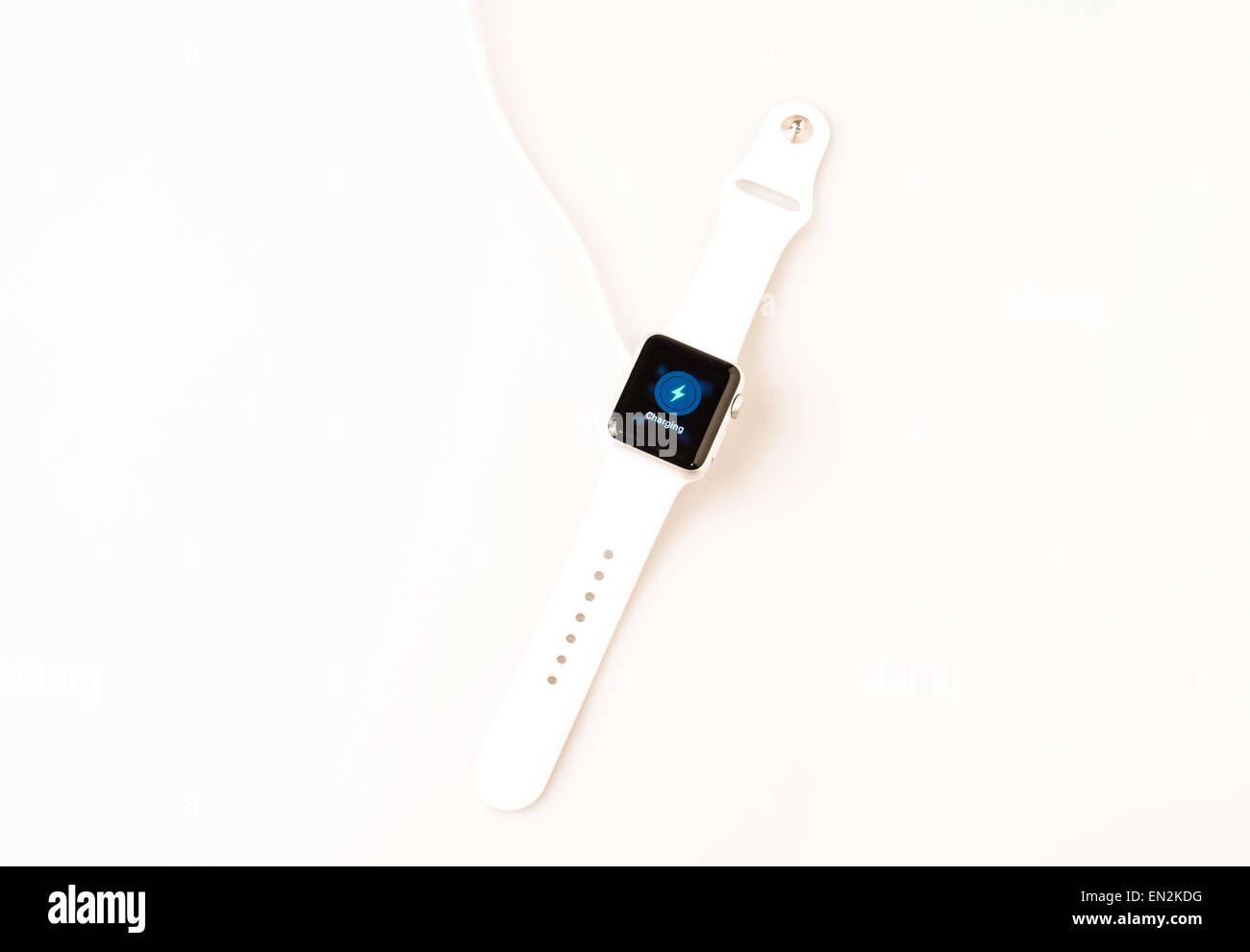 Ostfildern, Deutschland - 26. April 2015: Aufladen der neuen Apple Watch: eine weiße 38 mm Apple Watch Sport aufgeladen mit MagSafe Stockfoto