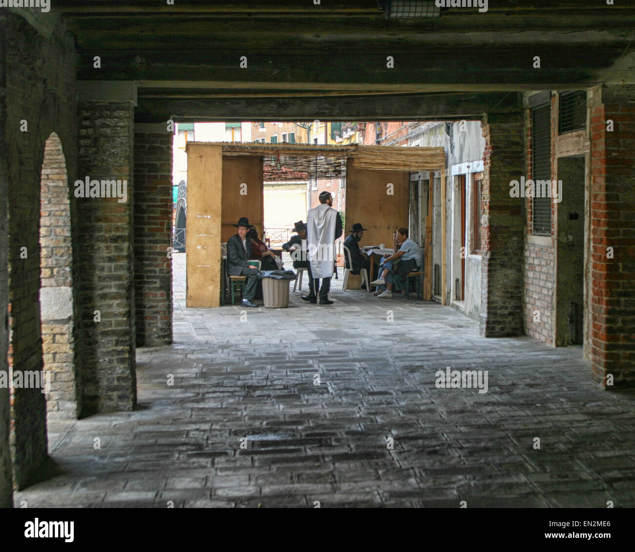 Venedig, Provinz Venedig, Italien. 7. Oktober 2004. Gesehen durch einen Torbogen in der Campo de Gheto Novo, der Hauptplatz des heutigen jüdischen Ghettos, bewohnen orthodoxe Juden eine rituelle Laubhütte (temporäre Stand) während des Feiertags von Sukkot (Laubhüttenfest). Venedig, ein UNESCO-Weltkulturerbe zählt zu den beliebtesten internationalen Reisezielen. © Arnold Drapkin/ZUMA Draht/Alamy Live-Nachrichten Stockfoto