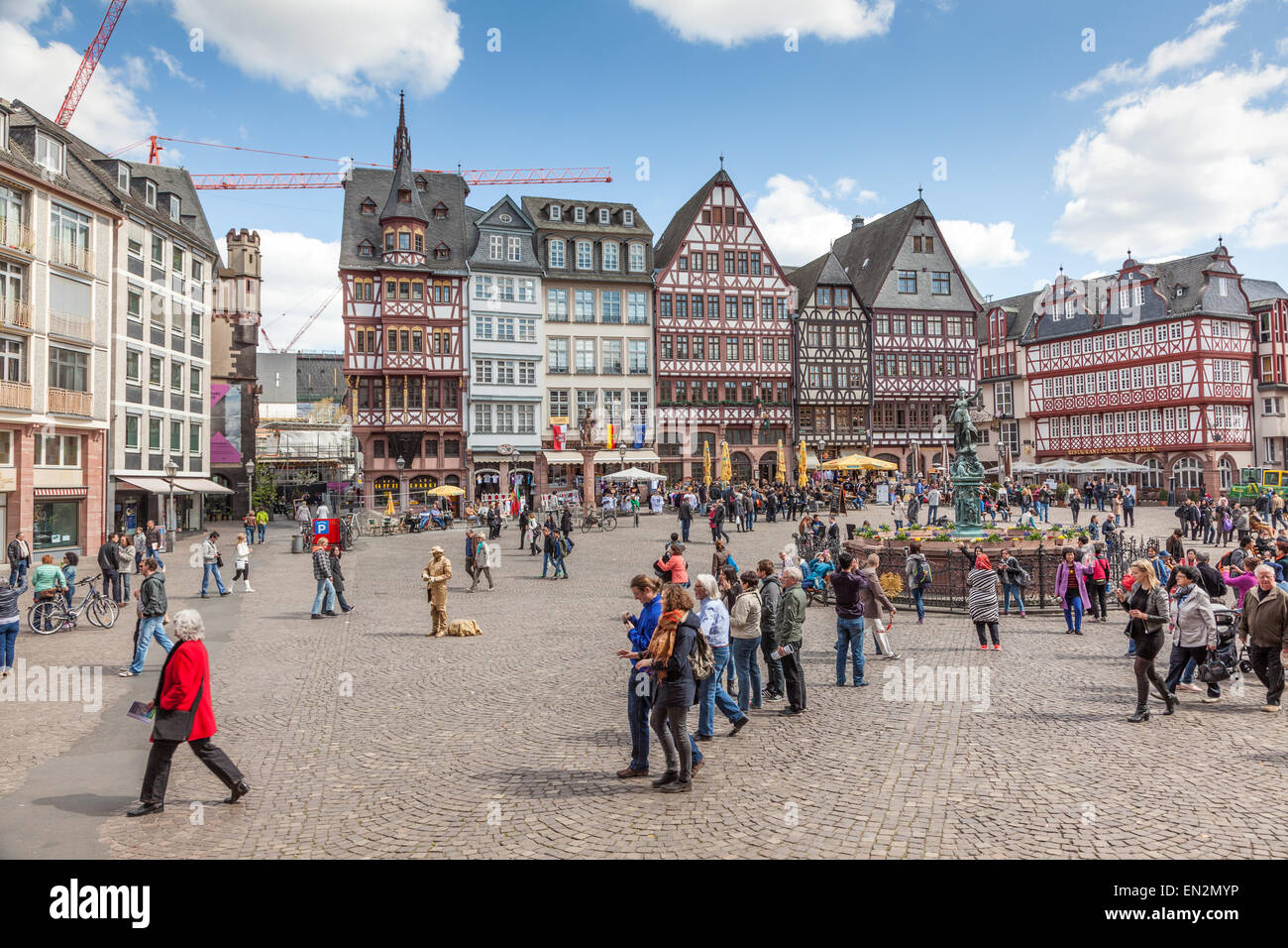 Menschen auf dem Platz der Nicolaikirche in der Altstadt von Frankfurt Main, Deutschland Stockfoto