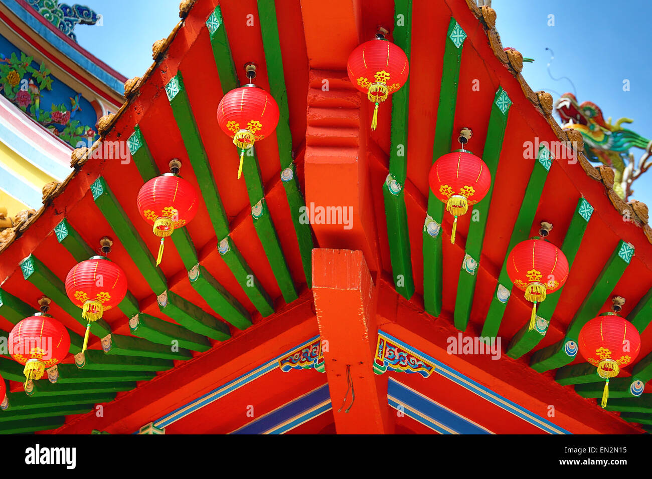 Rote Laternen und Dach Dekorationen auf den Thean Hou chinesischen Tempel, Kuala Lumpur, Malaysia Stockfoto