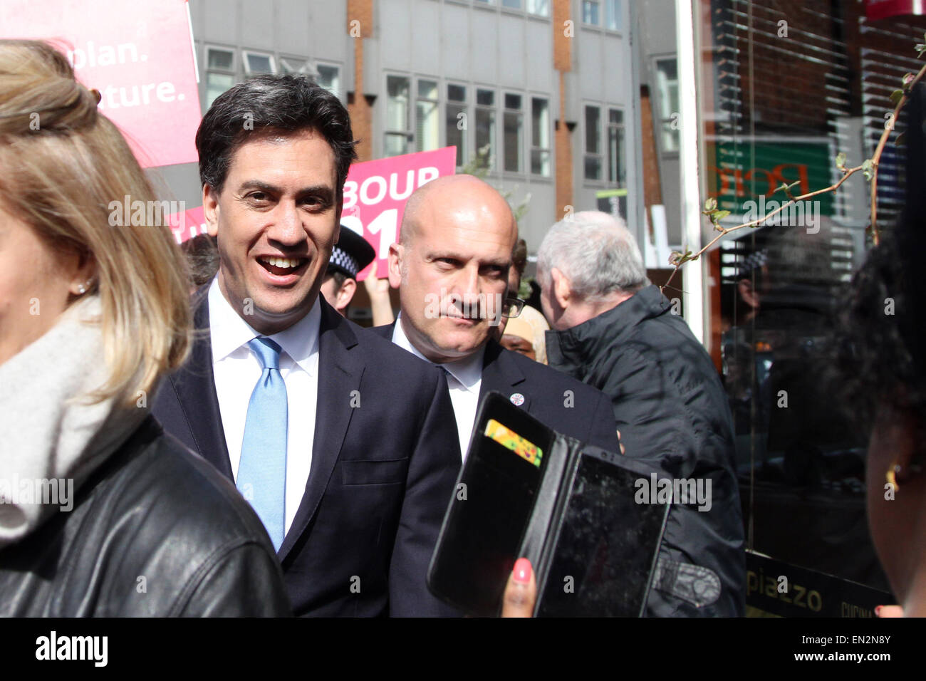 Labour-Partei Führer Ed Miliband geht durch die Menge während eines Besuchs in Crouch End, Nord London, UK. Stockfoto