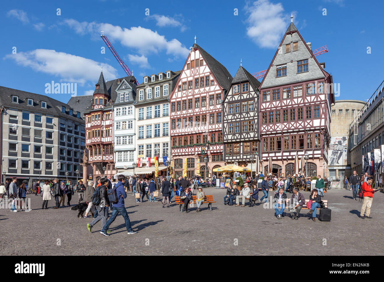 Menschen auf dem Platz der Nicolaikirche in der Altstadt von Frankfurt Main, Deutschland Stockfoto