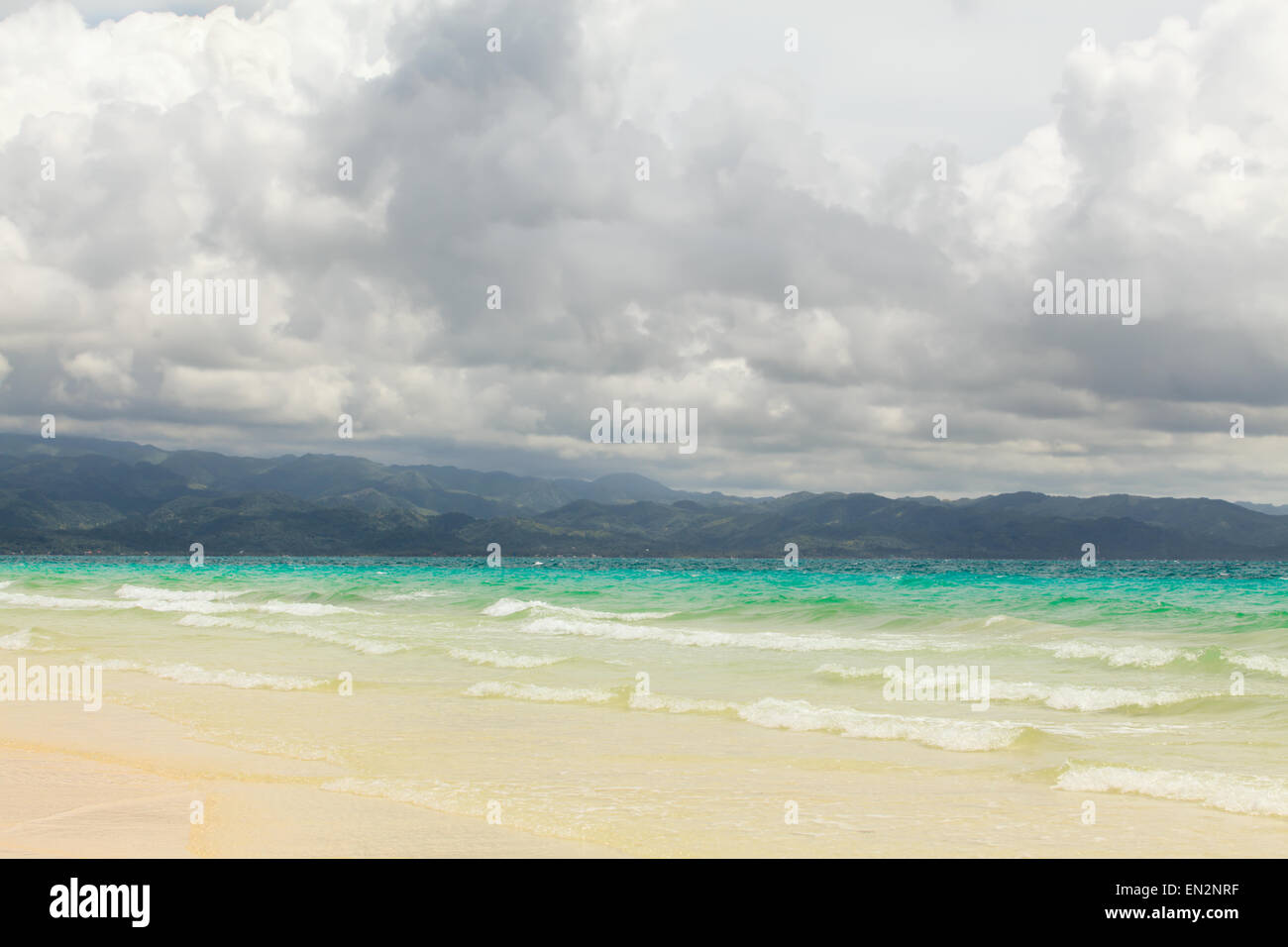 Schönen Blick aufs Meer Aussicht Hintergrund mit großen weißen tiefblaue Meer und Strand in der Nähe von tropischen Meer mit großen weißen Wolken am blauen Himmel Stockfoto