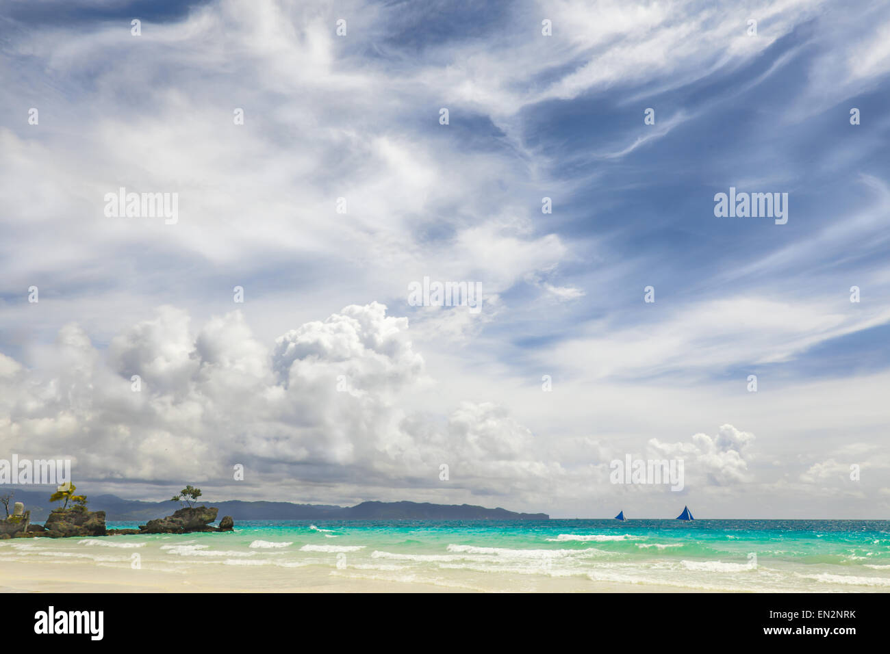 Blaue Segelschiff am Horizont der heißen tropischen Meer große weiße Wolken am blauen Himmel, gelben Sandstrand Philippinen Boracay island Stockfoto